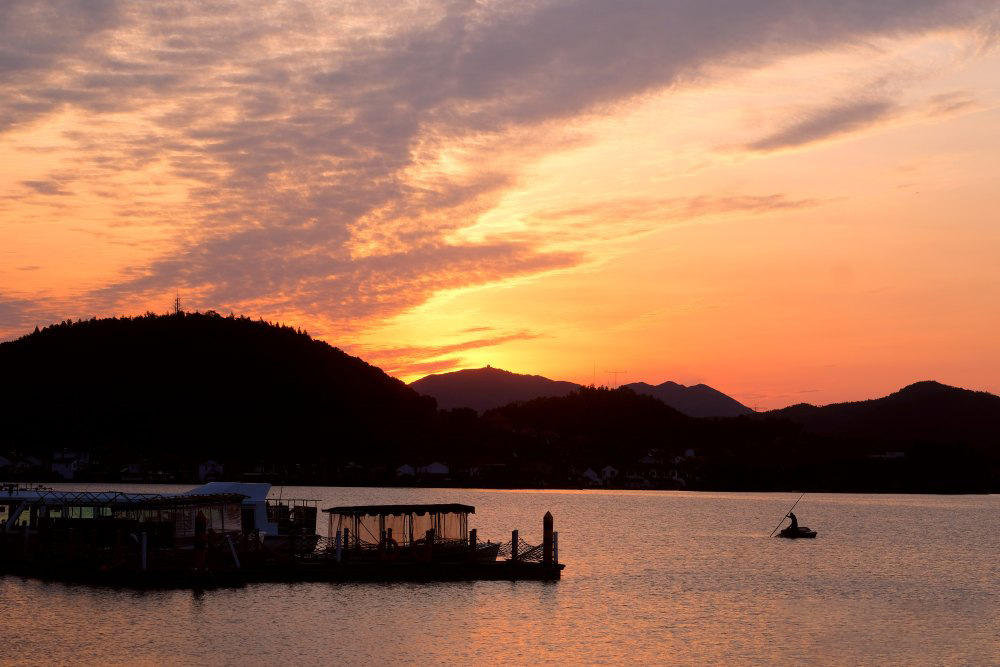 Jezero Dongqian je bilo to jutro čudovito obarvano