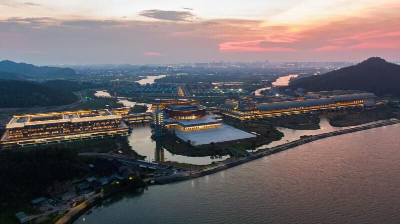 Mednarodni kongresni center Ningbo zasveti