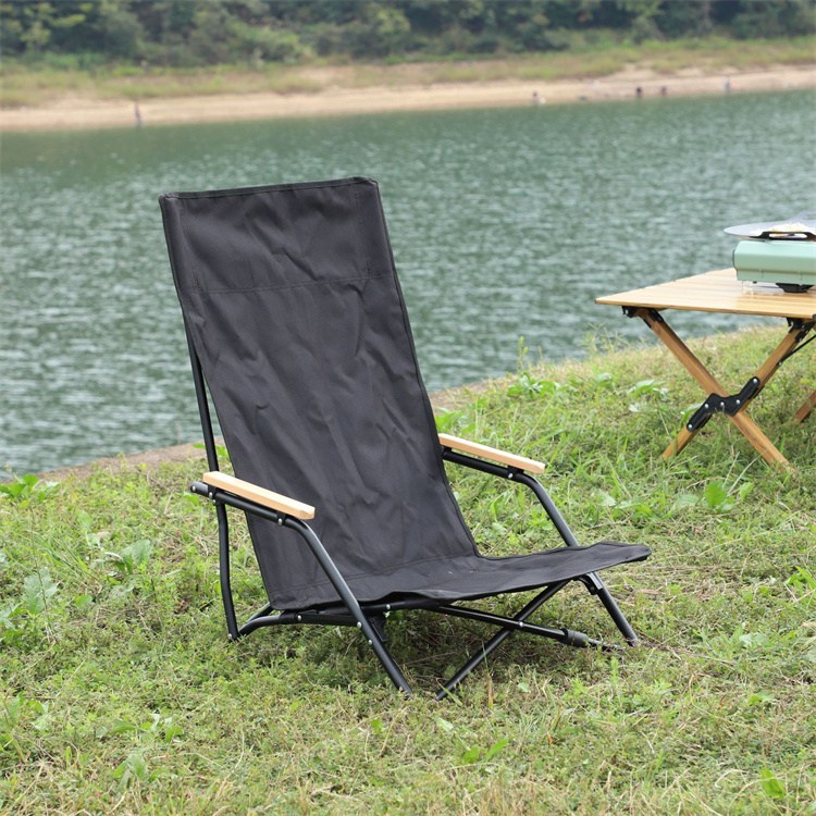 Zložljivi stol z nizkim kampiranjem na plaži