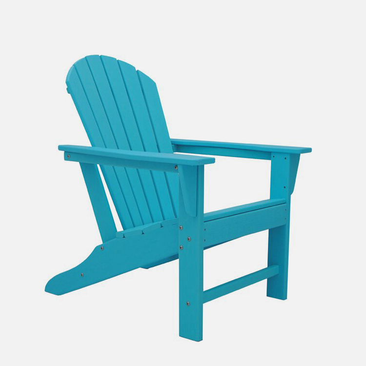 Stol Adirondack iz smole iz lesa na zunanji terasi